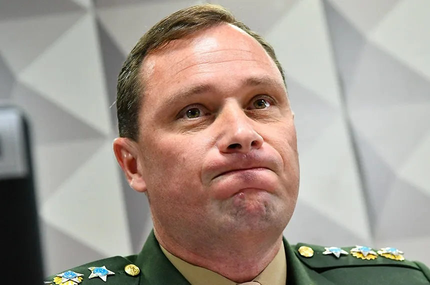 Montagem com fotos do tenente-coronel Mauro Cid de farda e o ex-assessor Filipe Martins.