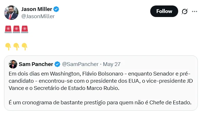 O estrategista político Jason Miller sorrindo em um evento oficial de Donald Trump nos Estados Unidos.