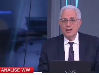 Logotipo do programa de análise política da CNN Brasil apresentado pelo jornalista William Waack em estúdio de televisão.