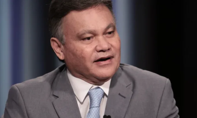 Fotografia do promotor de Justiça Lincoln Gakiya concedendo entrevista em estúdio de televisão sobre segurança pública e facções criminosas.