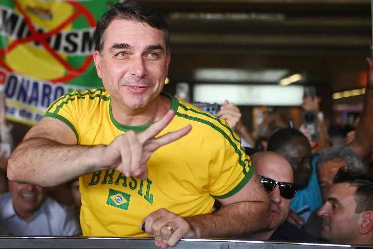 Senador Flavio Bolsonaro discursando em Curitiba sobre o Banco Master.