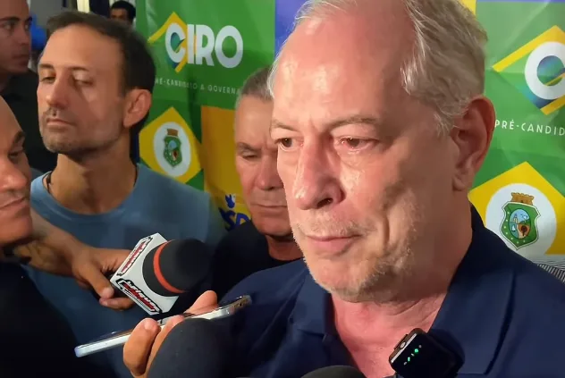 Ciro Gomes concedendo entrevista coletiva no Crato falando sobre segurança pública e o governo do PT no Ceará.