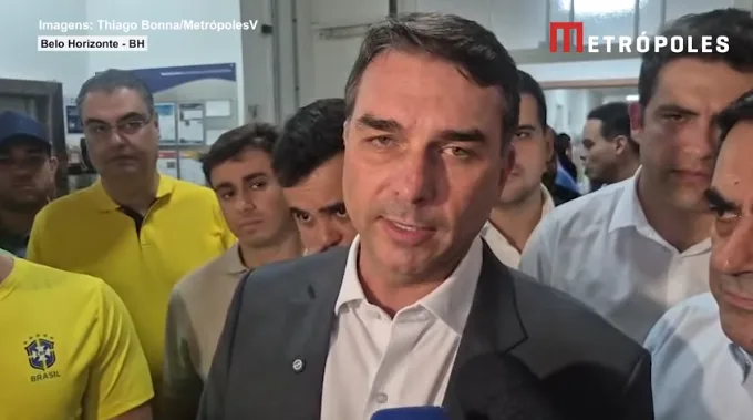 Captura de tela do senador Flávio Bolsonaro prestando declarações sobre a operação policial.