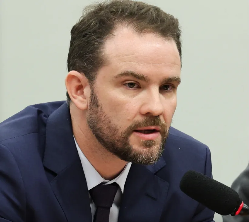 Fachada do Ministério da Fazenda em Brasília com bandeira nacional ao fundo