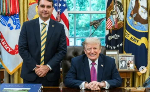 O senador Flávio Bolsonaro ao lado do presidente Donald Trump no Salão Oval da Casa Branca.