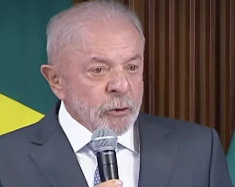 Fachada do Palácio do Planalto em Brasília com as bandeiras oficiais hasteadas sob céu aberto.