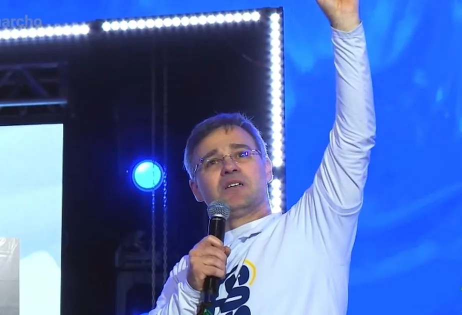 Ministro Andre Mendonca em entrevista durante a Marcha para Jesus
