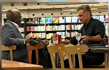 Detalhe das xícaras de café sobre uma mesa de madeira durante reunião política de bastidores.
