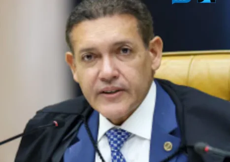 Fachada moderna do prédio do Tribunal Superior Eleitoral com bandeiras hasteadas em Brasília.