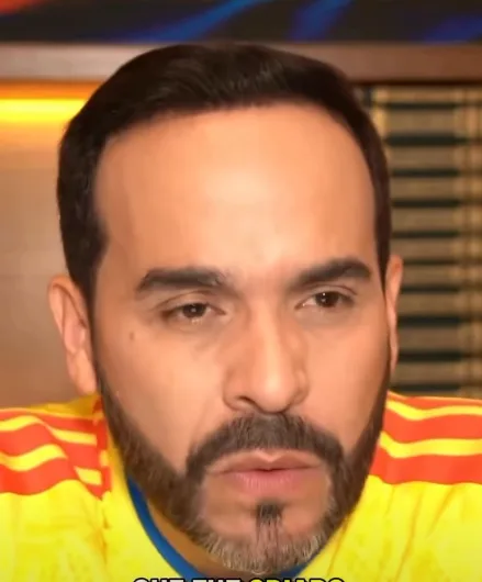 O candidato Abelardo de la Espriella discursando em comício político vestindo a camisa da Seleção Colombiana.