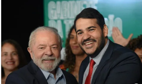 Plenário do Senado Federal em Brasília com poltronas azuis vazias e painel eletrônico ao fundo durante o dia.