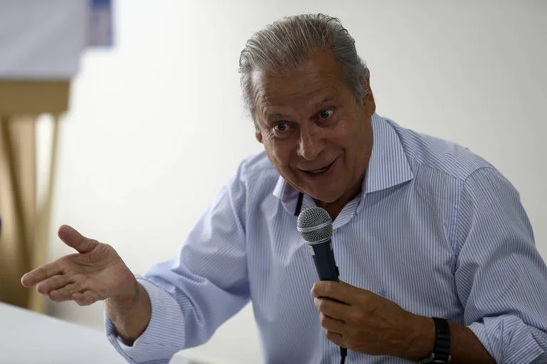 Fotografia do ex-ministro José Dirceu durante evento partidário em Brasília.