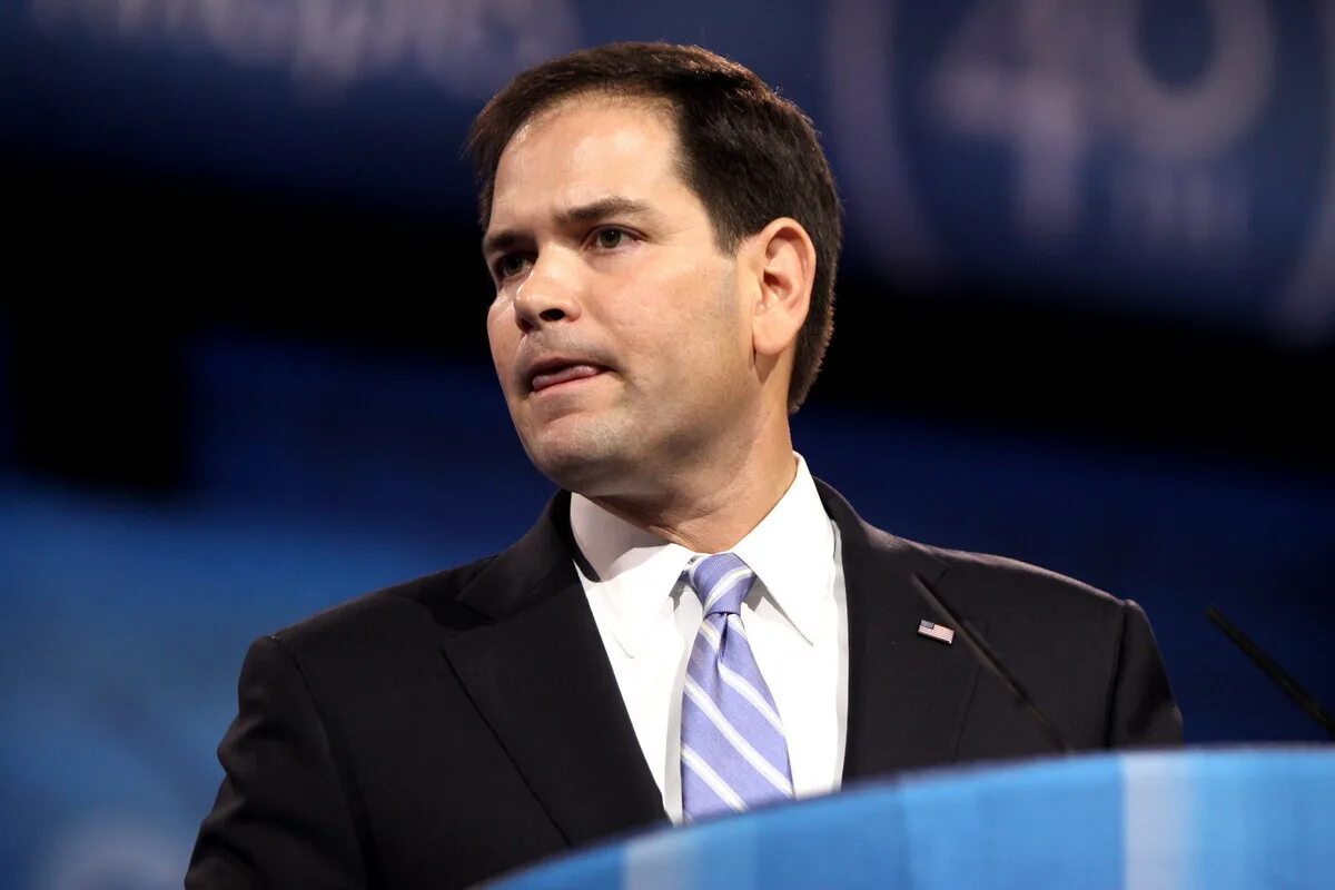 Foto oficial do Secretário de Estado dos EUA Marco Rubio em pronunciamento no Departamento de Estado.
