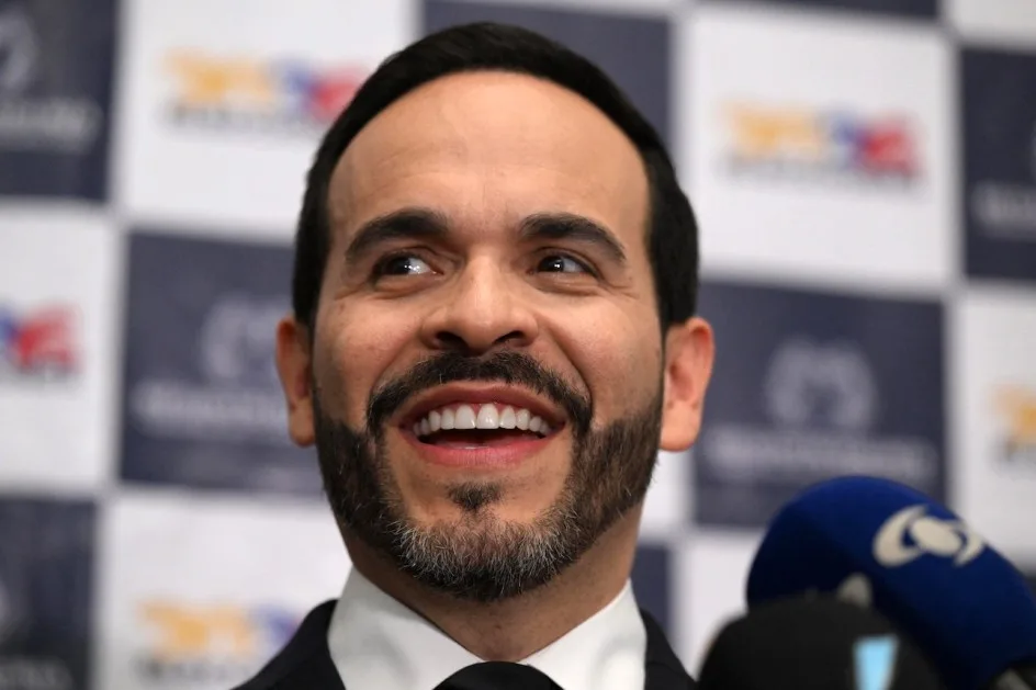 Abelardo de la Espriella em comício eleitoral na Colômbia defendendo propostas conservadoras.