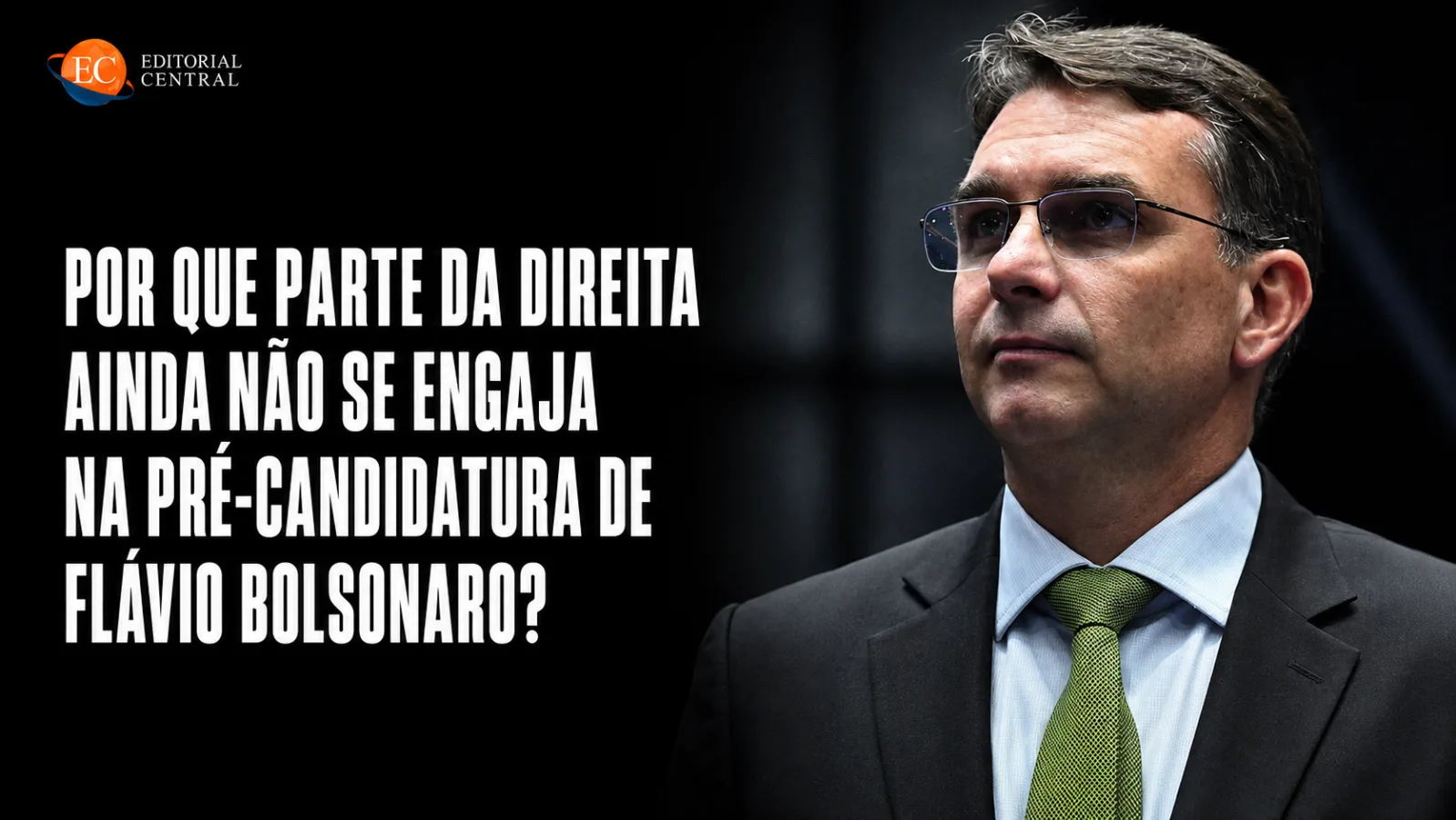 Flávio Bolsonaro em evento político com apoiadores da direita
