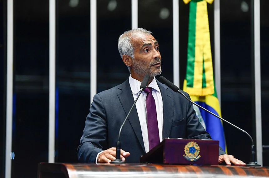 Romário dançando em casa noturna