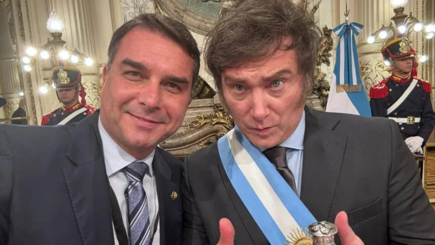Flávio Bolsonaro em discurso na Argentina comparando Milei e Lula