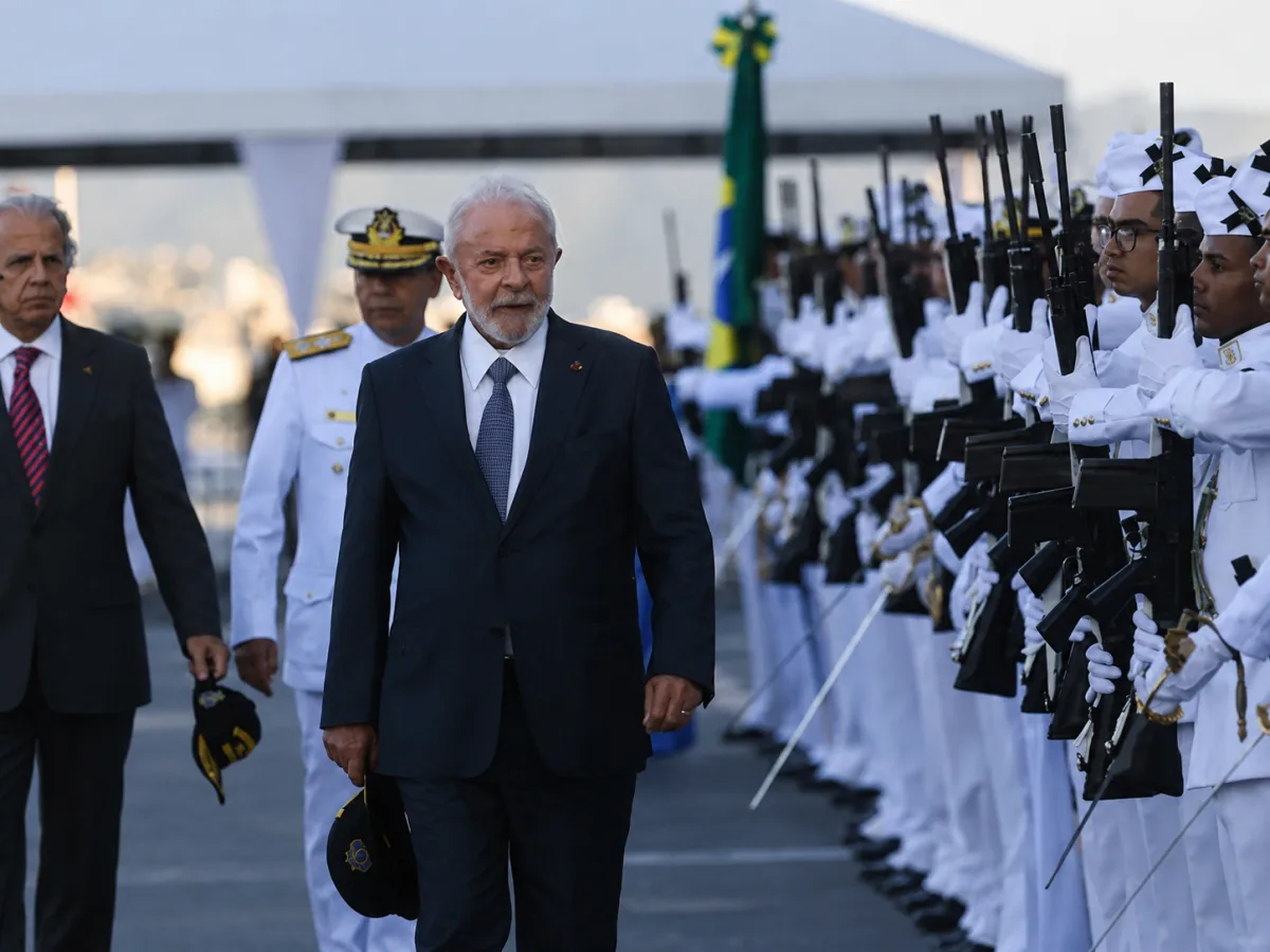 Texto sobre bloqueio de R$ 1,43 bilhão da Marinha pelo governo Lula comprometendo combate ao crime e soberania