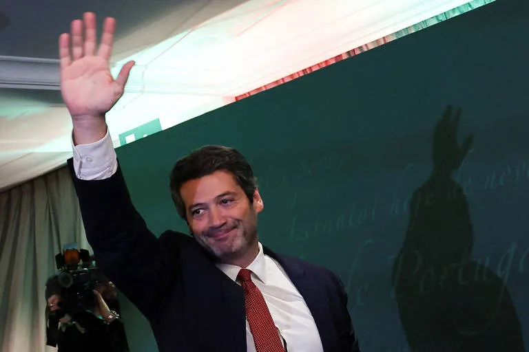 Publicação de André Ventura mostrando gabinete vandalizado na Assembleia da República com papéis espalhados