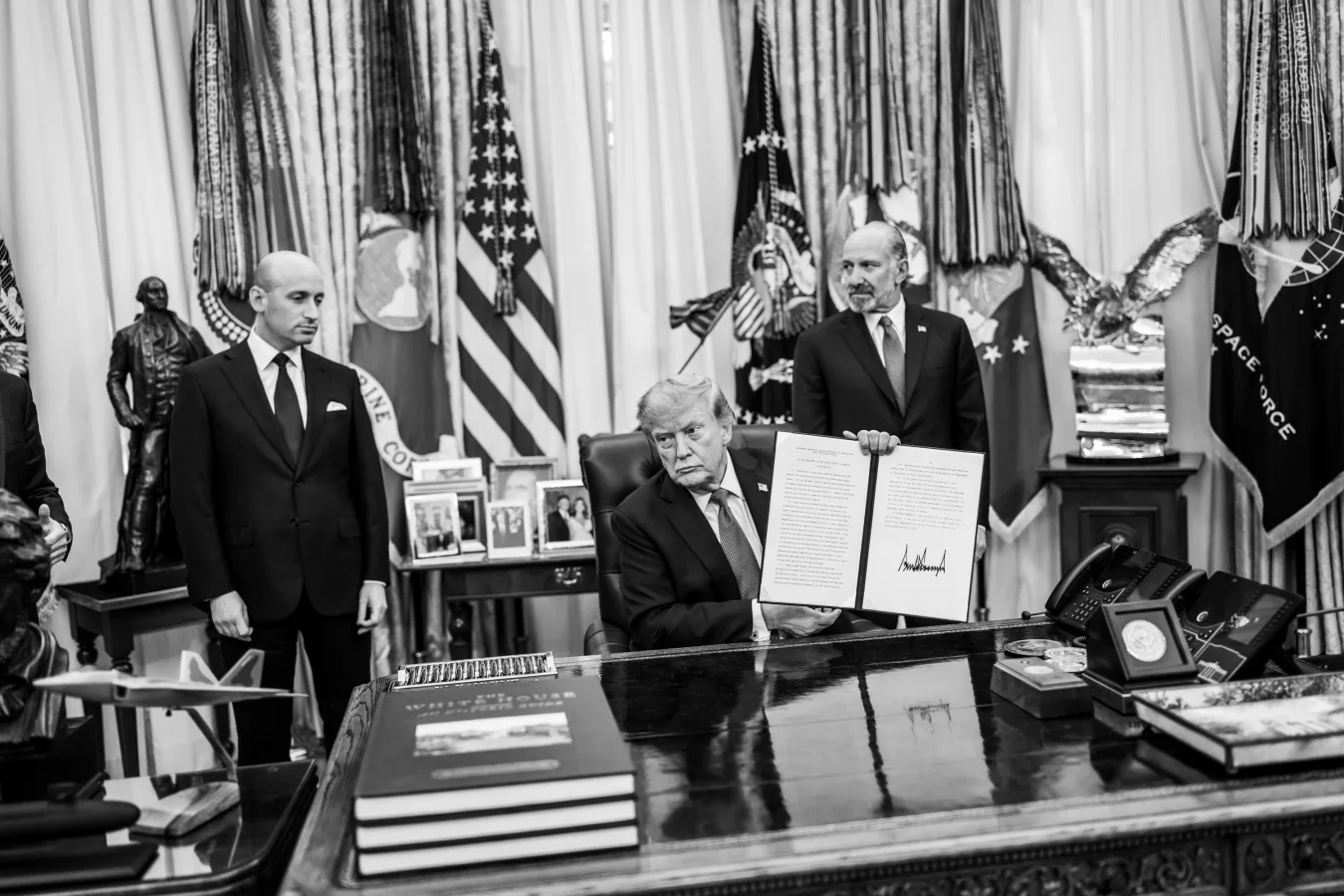Presidente Donald Trump assina ordens executivas no Salão Oval da Casa Branca em agosto de 2026