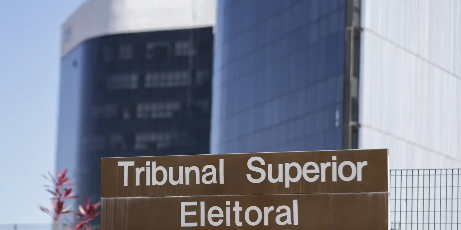 Sede do Tribunal Superior Eleitoral durante julgamento sobre publicações políticas envolvendo PT, Flávio Bolsonaro e Marcelo Queiroga