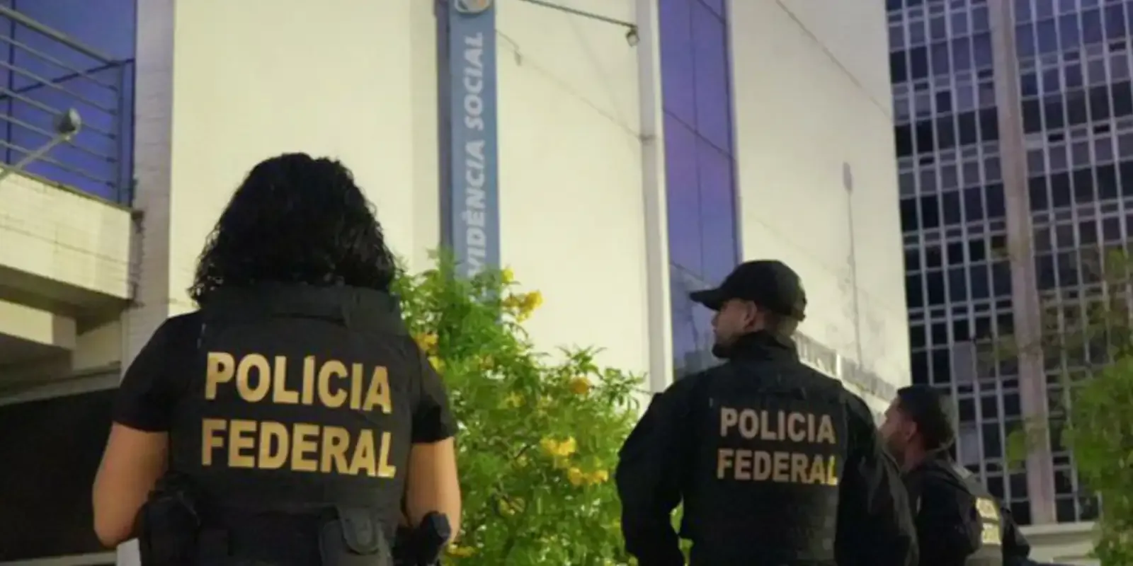 Agentes da Polícia Federal durante operação que originou elementos da investigação sobre possível rede de influência ligada a Lulinha