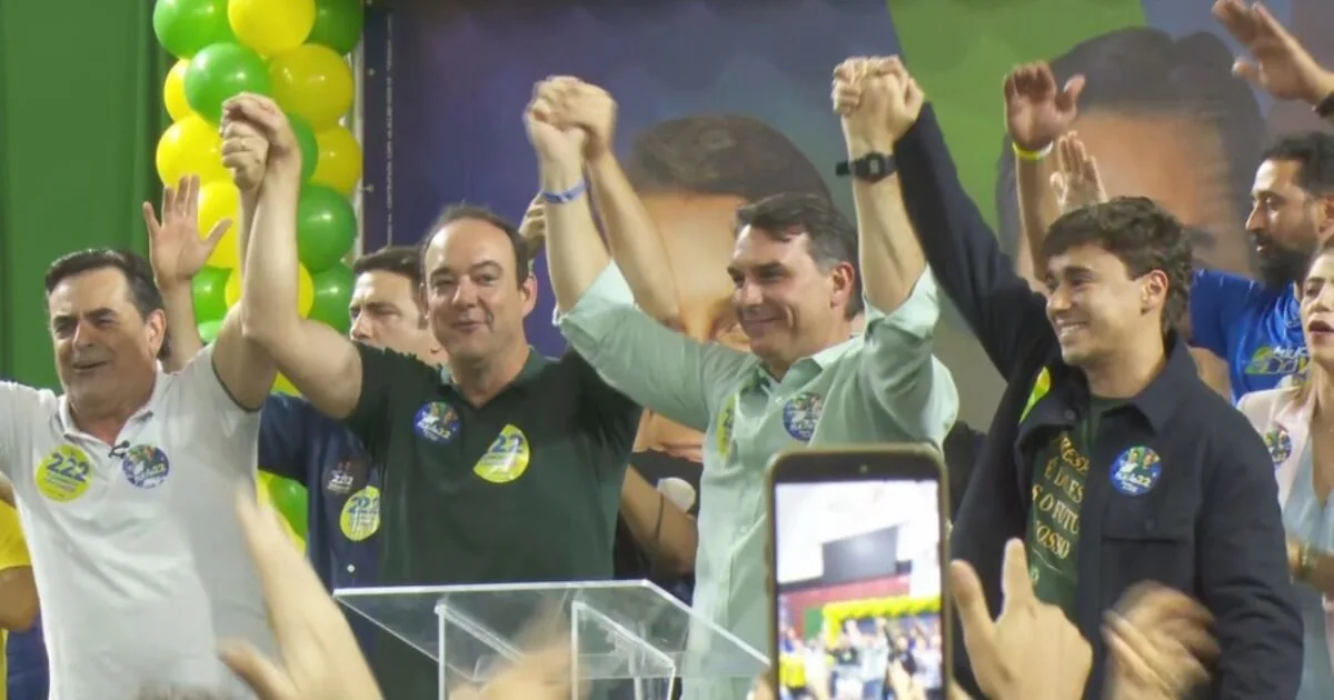 Flávio Bolsonaro e Nikolas Ferreira durante agenda eleitoral em Minas Gerais