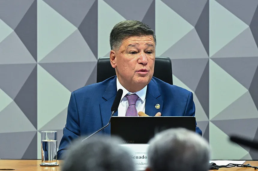 Senador Carlos Viana durante reunião da CPMI do INSS