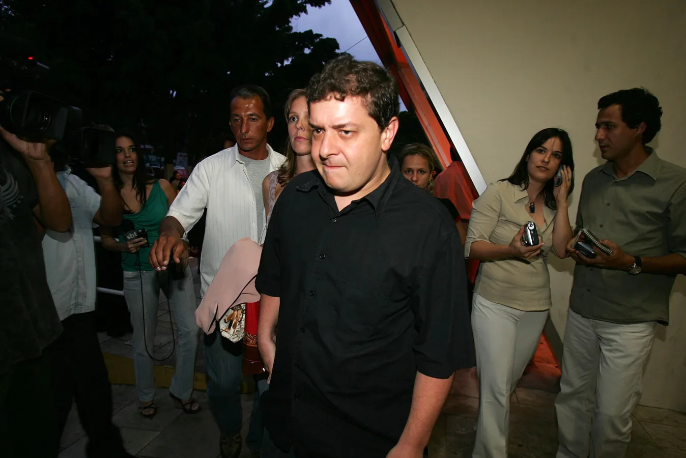 Fábio Luís Lula da Silva, o Lulinha, cercado por jornalistas