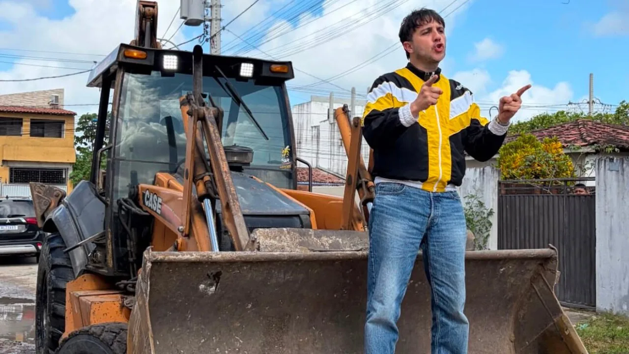Renan Santos durante ação com retroescavadeira para remover materiais de rua em João Pessoa