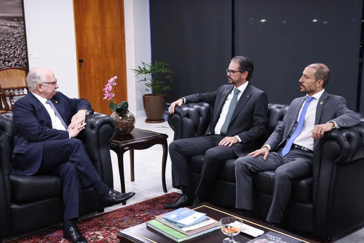 Edson Fachin durante reunião com representantes da Interpol e da Polícia Federal