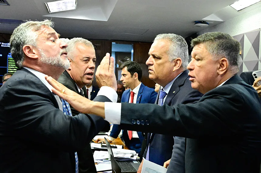 Senador Carlos Viana conduz reunião de comissão parlamentar no Congresso