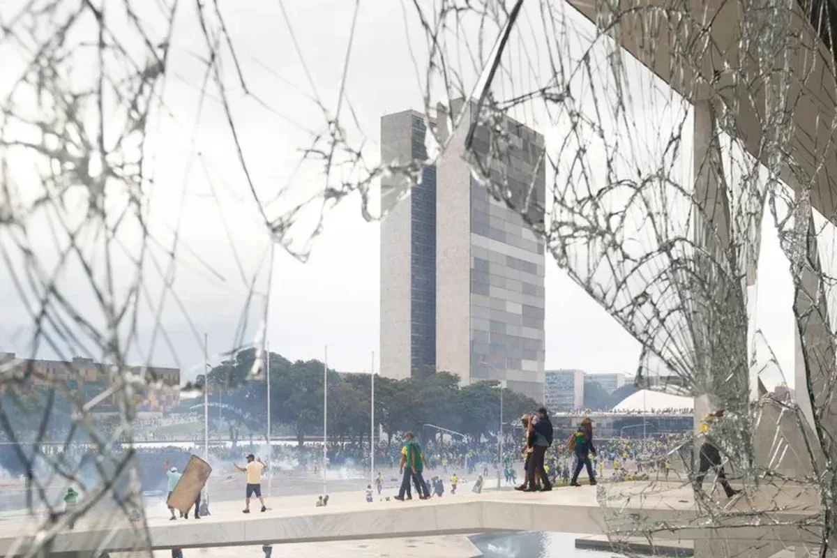 Manifestantes diante do Congresso Nacional durante os atos de 8 de Janeiro em Brasília