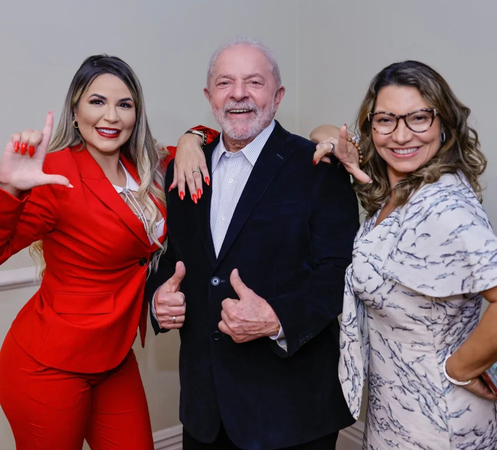 Deolane Bezerra ao lado de Lula e Janja durante encontro realizado em 2022