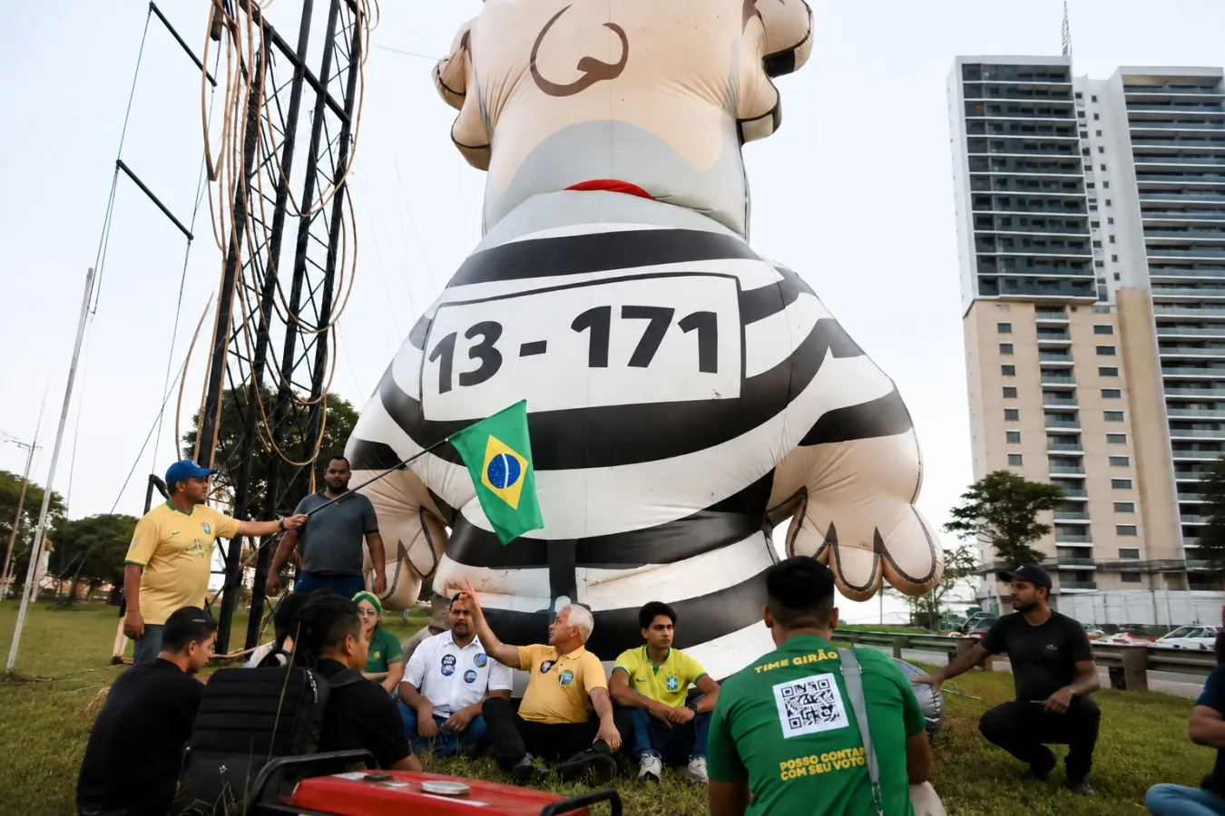 Manifestantes e General Girão diante do boneco Pixuleco na BR-101, em Natal