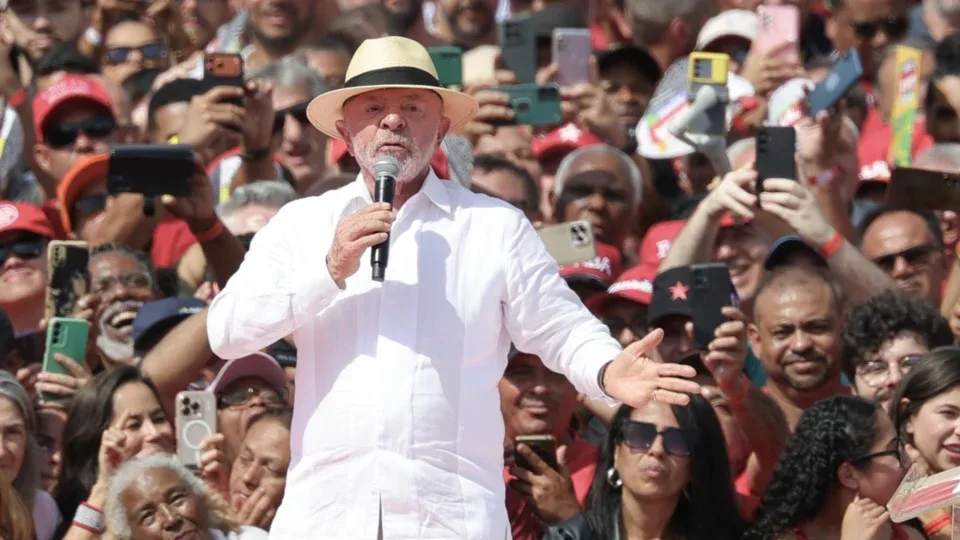 Presidente Lula durante ato político; fala sobre encontro entre líderes mundiais recebeu críticas pelo tom informal