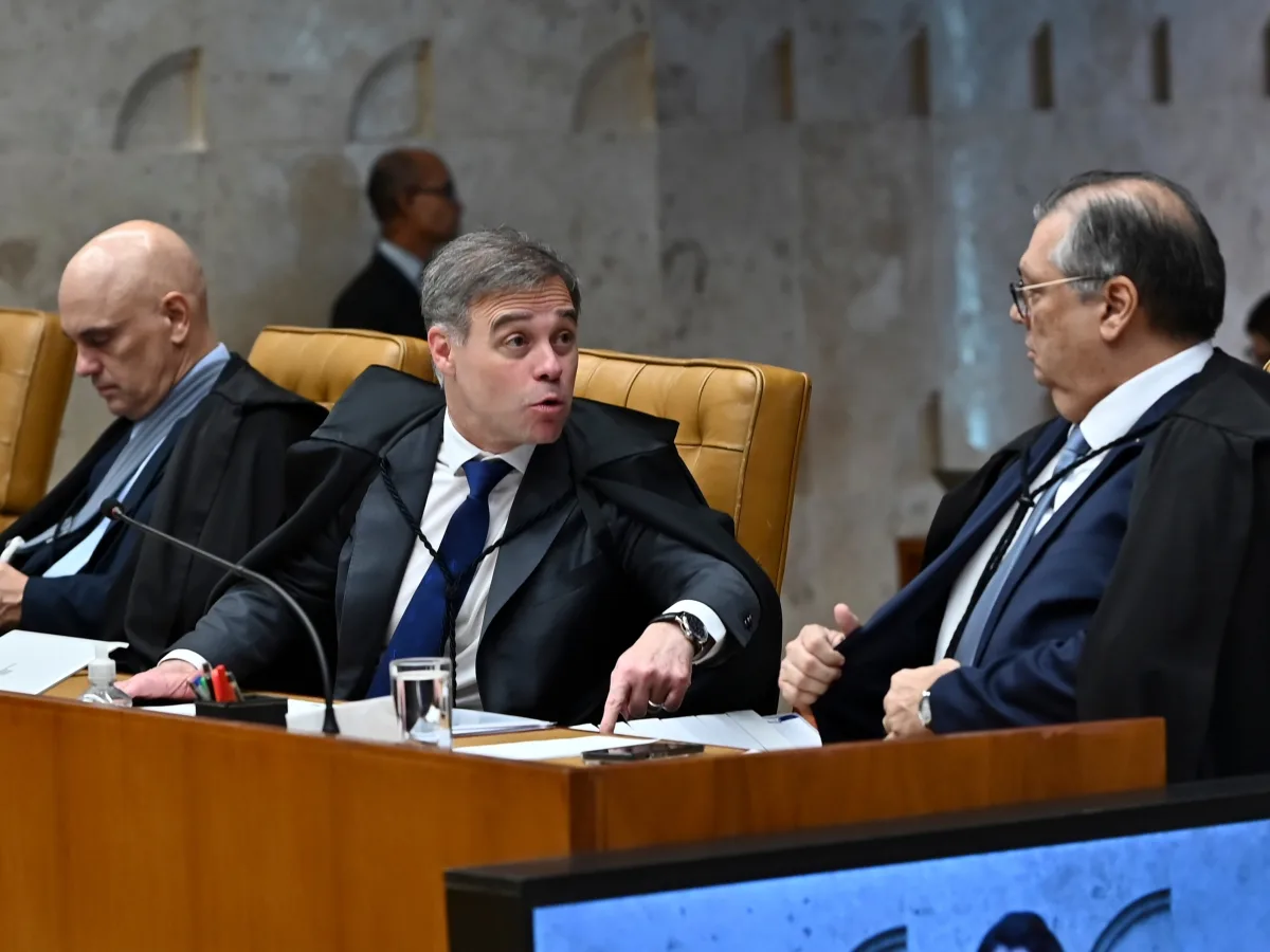 André Mendonça, Alexandre de Moraes e Flávio Dino durante sessão do Supremo Tribunal Federal