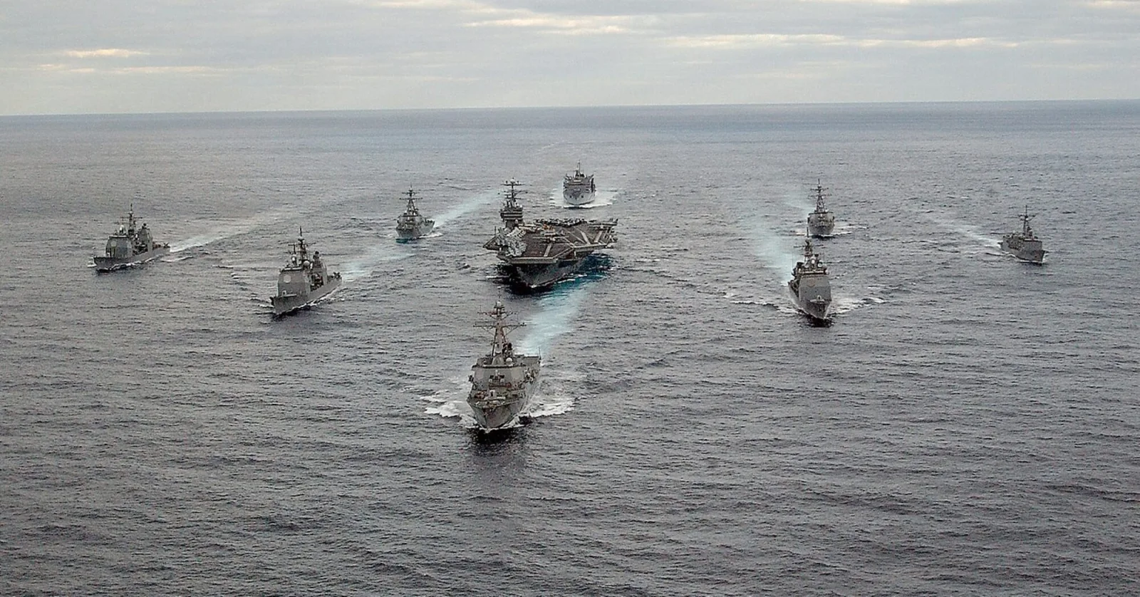 Imagem ilustrativa de grupo de navios da Marinha dos Estados Unidos navegando no Oceano Atlântico