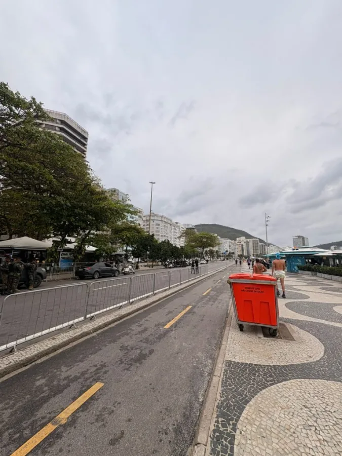 Barreira de segurança montada no Rio de Janeiro para o deslocamento do presidente Lula