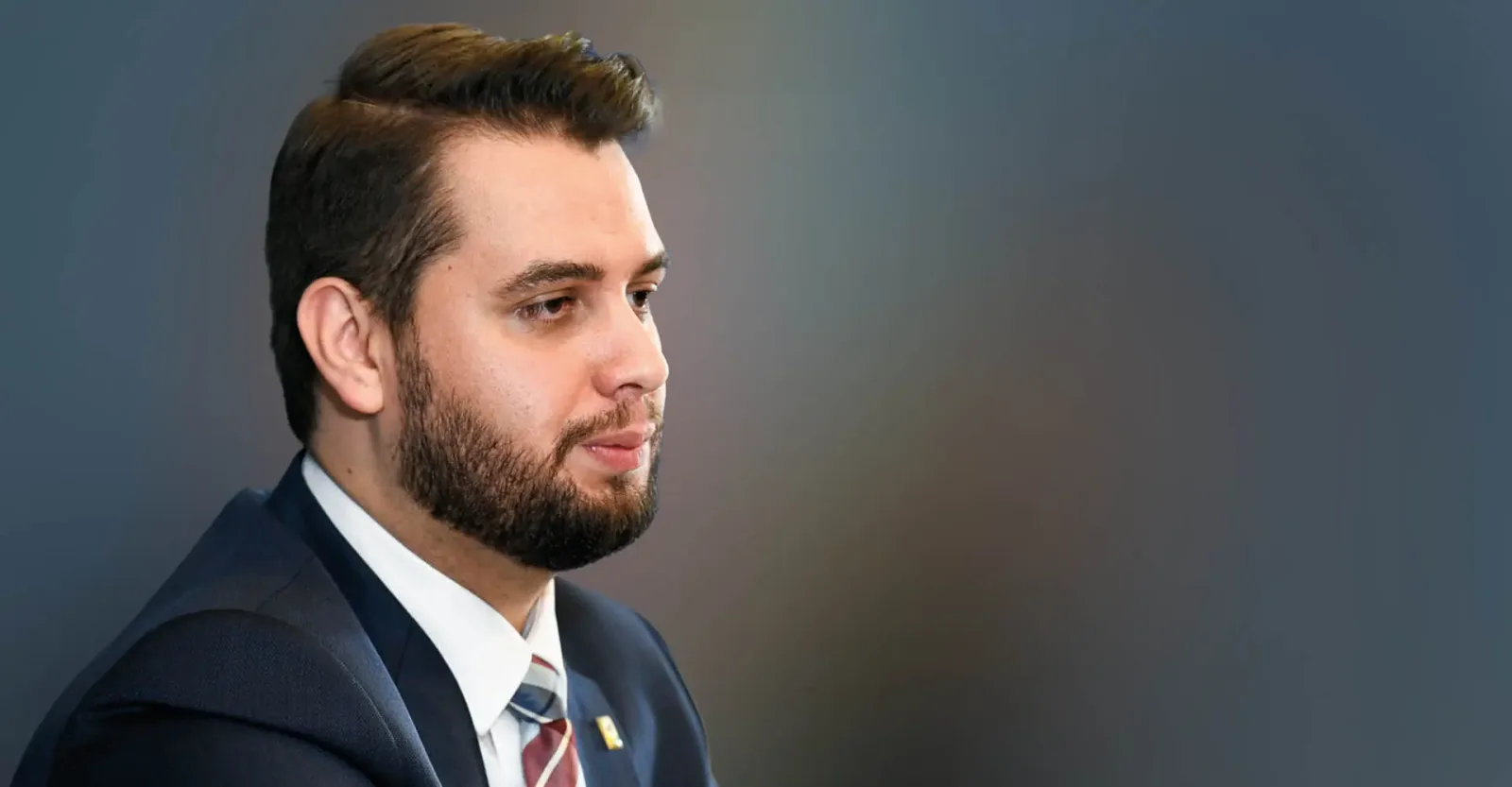 Filipe Martins em montagem jornalística sobre o registro migratório reconhecido como falso nos Estados Unidos