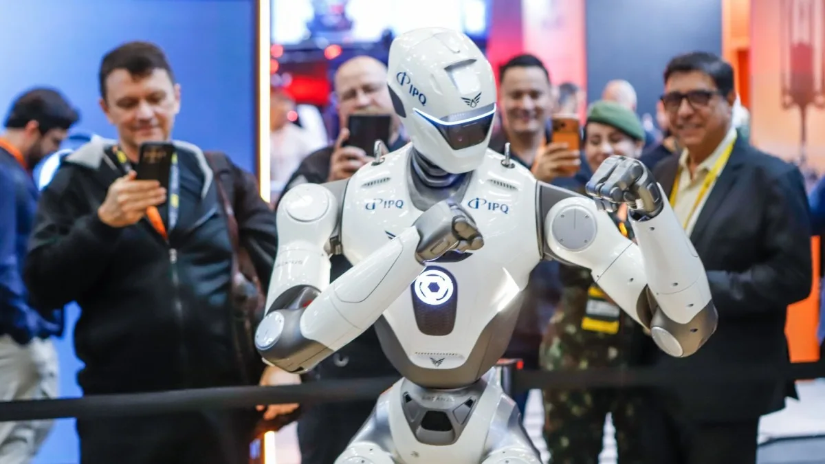 Robô humanoide Arcanjo apresentado no COP International 2026 para aplicações em segurança pública