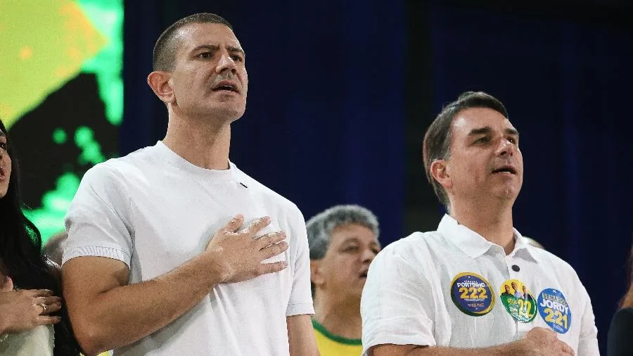 Flávio Bolsonaro discursa durante comício no Maracanãzinho, no Rio de Janeiro