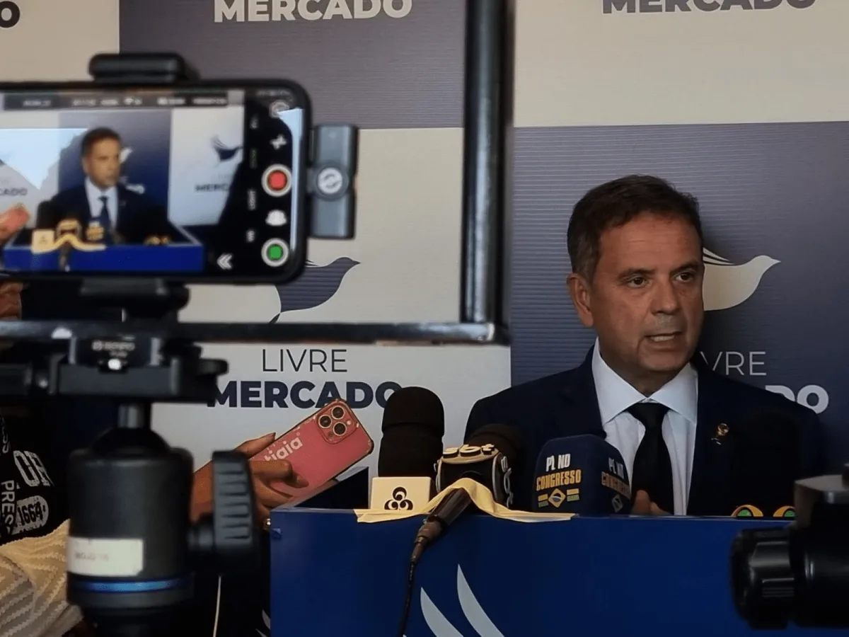 Flávio Bolsonaro concede entrevista sobre propostas econômicas e tributárias