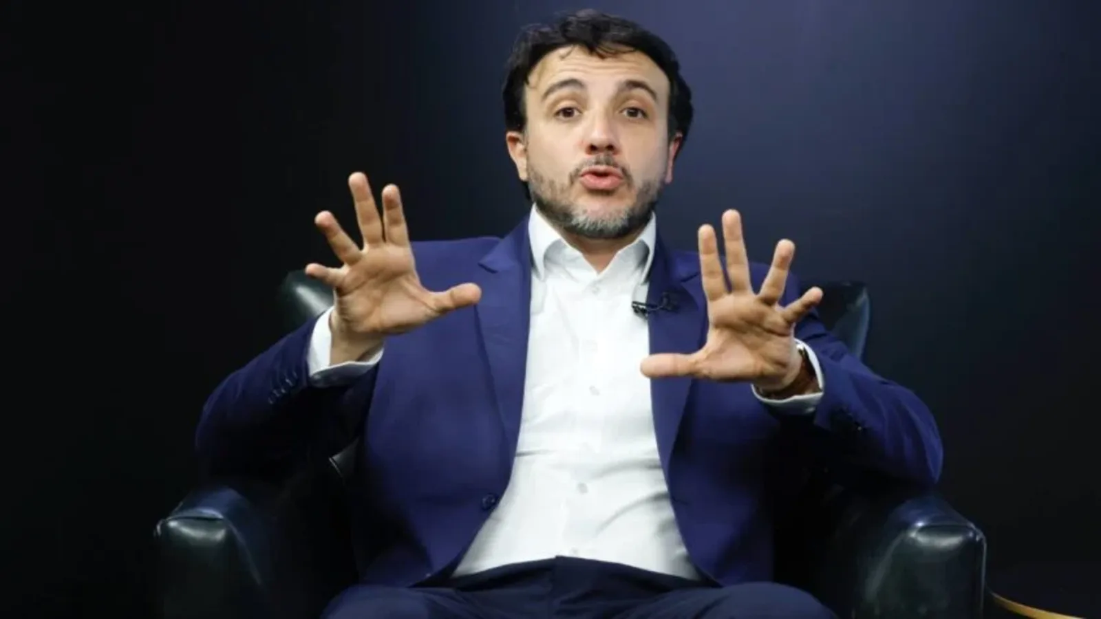 Renan Santos durante entrevista sobre sua candidatura à Presidência da República