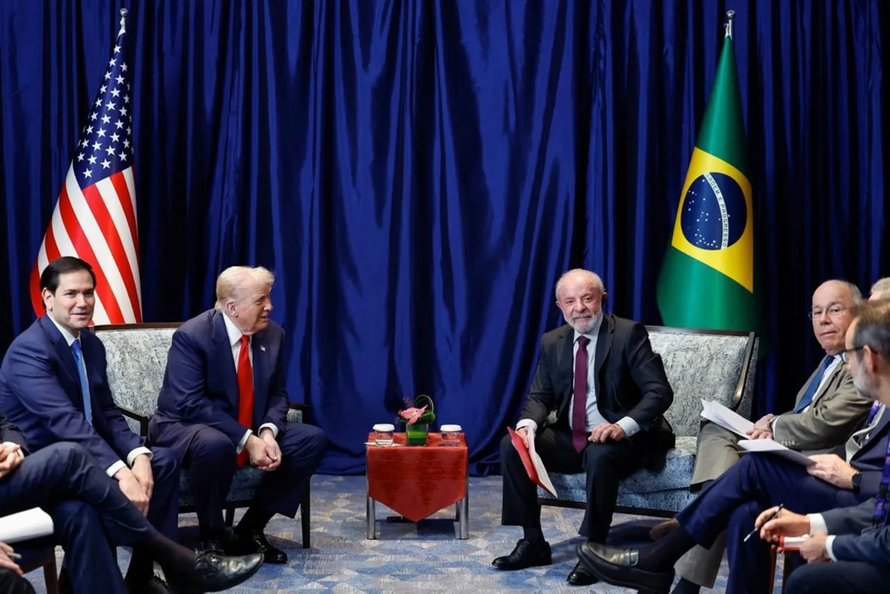Lula e Donald Trump durante reunião acompanhada por Marco Rubio e integrantes dos dois governos