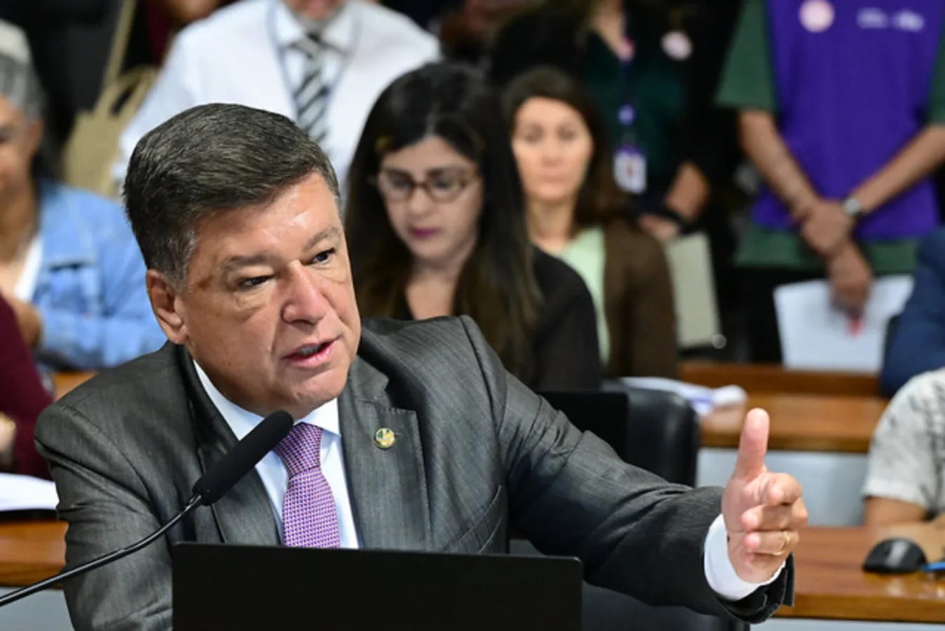Senador Carlos Viana durante atividade parlamentar no Senado Federal