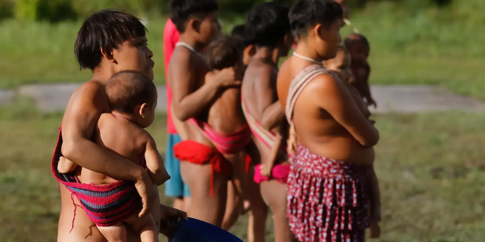 Indígenas Yanomami durante atendimento de saúde em território indígena