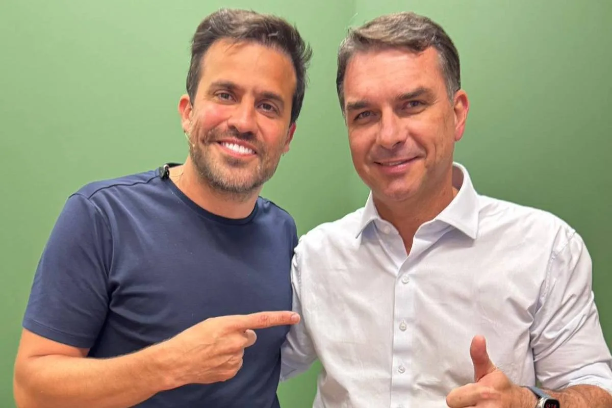 Pablo Marçal e Flávio Bolsonaro juntos durante encontro político