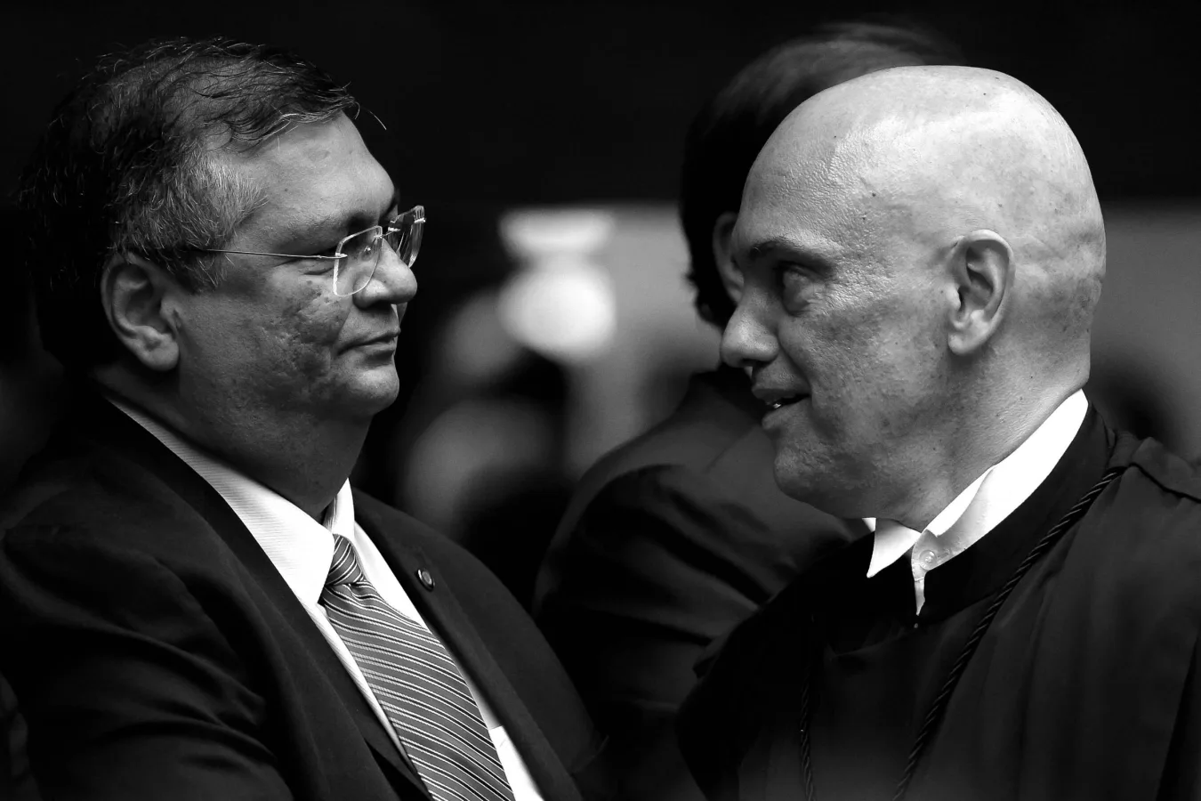 Flávio Dino e Alexandre de Moraes conversam durante sessão do Supremo Tribunal Federal