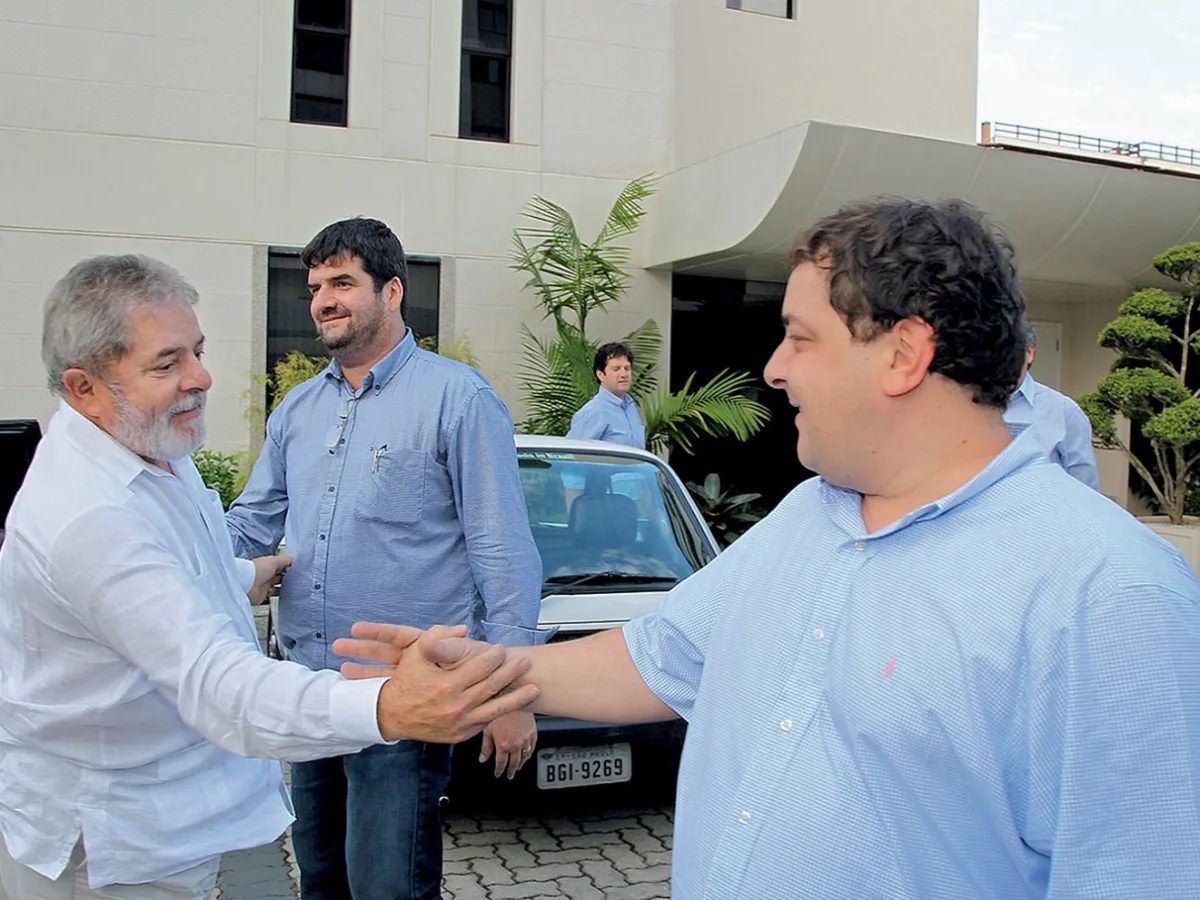 Lula cumprimenta o filho Fábio Luís Lula da Silva, conhecido como Lulinha
